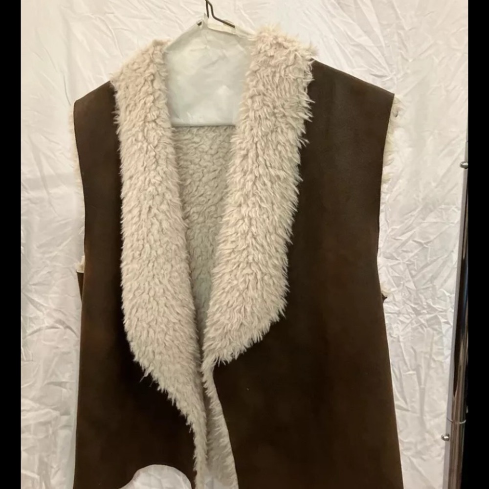 Anthropology Velvet Vegan Leather
Vest Vegan Sheepskin Liner M